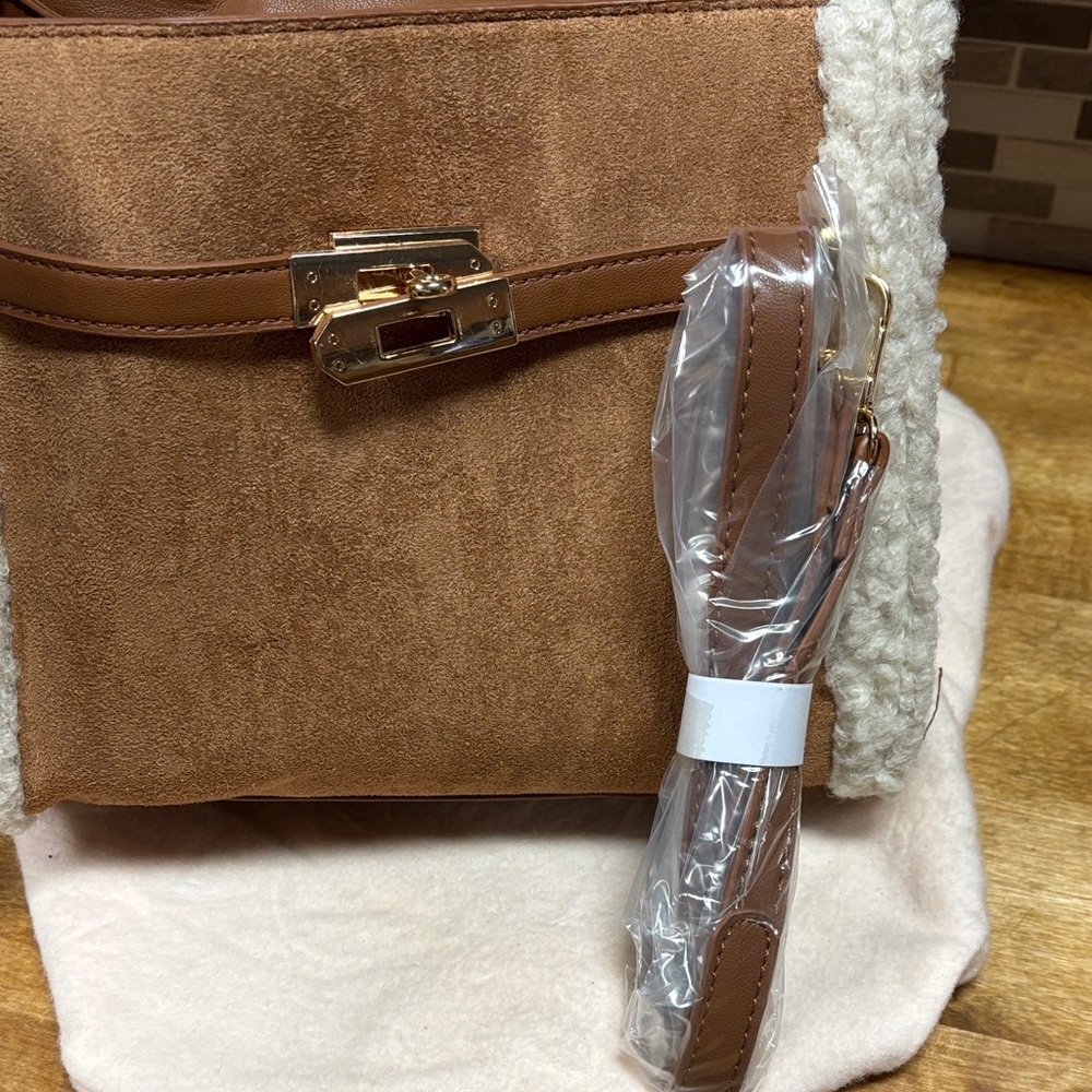 Badgley Mischka Crossbody Bag with strap lock n DustBag ! NWT - Picture 8 of 11